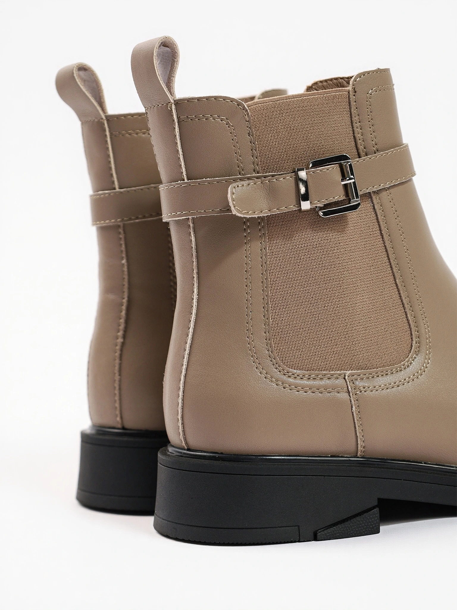 Ботинки-челси бежевого цвета с декоративным ремешком из натуральной кожи